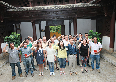 全体党员在红军总部旧址重温入党誓词